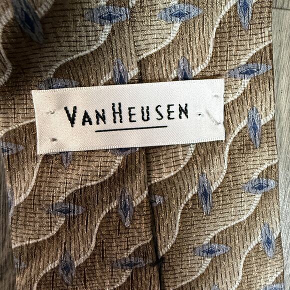 Van Heusen 100% Silk Brown Geometric Pattern Necktie - Classic Men’s Dress - Picture 3 of 6